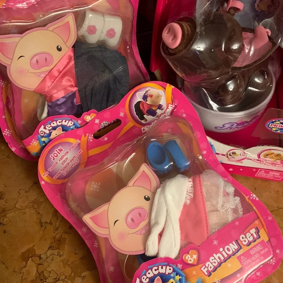 Toy Teck Teacup Piggies Talking Pig & 2 Fashion pack Outfits NEW - Picture 1 of 5